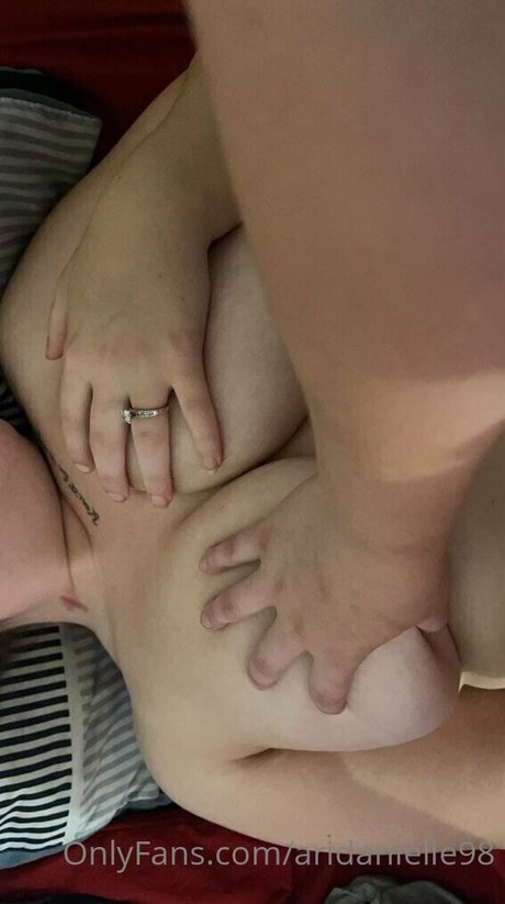 Naakte gelekte OnlyFans-foto van Aridanielle98