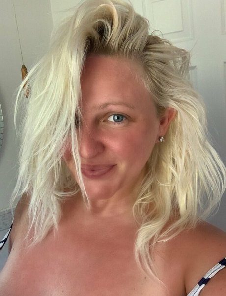 Naakte gelekte OnlyFans-foto van Julie