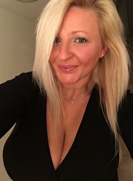 Naakte gelekte OnlyFans-foto van Julie