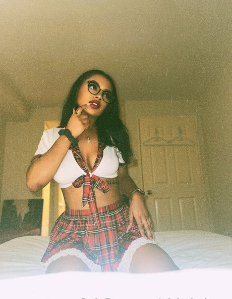 Naakte gelekte OnlyFans-foto van Nishababyxo