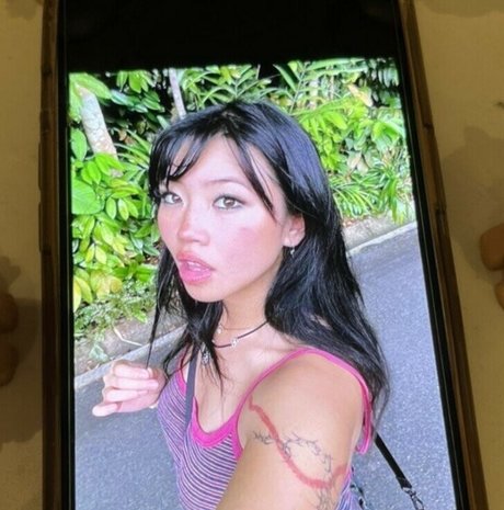 Naakte gelekte OnlyFans-foto van Beabadoobee
