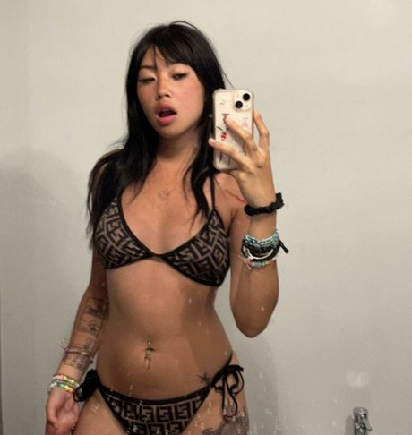 Naakte gelekte OnlyFans-foto van Beabadoobee