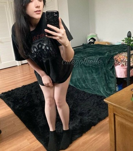 Naakte gelekte OnlyFans-foto van Cutegothelle
