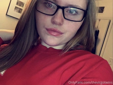 Naakte gelekte OnlyFans-foto van Thevirgotwins