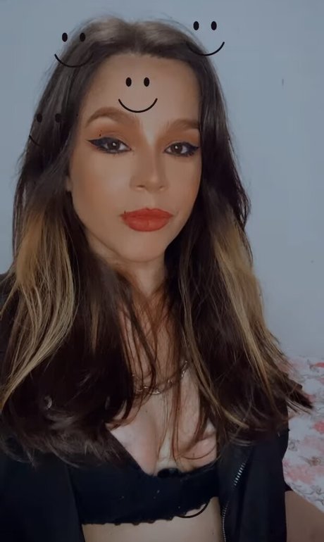 Naakte gelekte OnlyFans-foto van Thiessa Thiessita