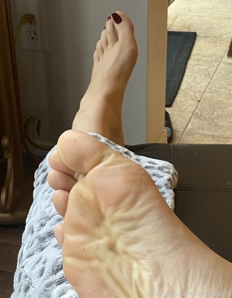 Naakte gelekte OnlyFans-foto van Feetznation