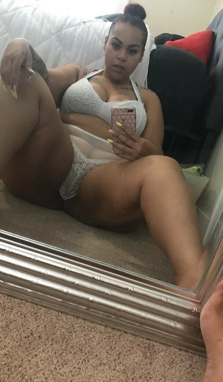 Naakte gelekte OnlyFans-foto van Ayannacharelle