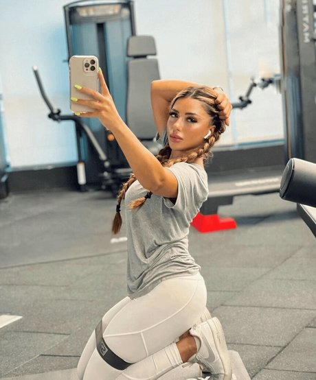 Naakte gelekte OnlyFans-foto van Sarah Salama