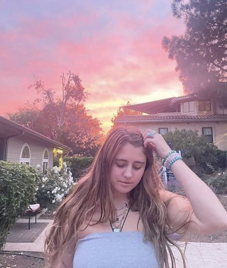 Naakte gelekte OnlyFans-foto van Lia Marie Johnson