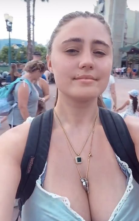 Naakte gelekte OnlyFans-foto van Lia Marie Johnson