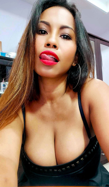Naakte gelekte OnlyFans-foto van Paulathai