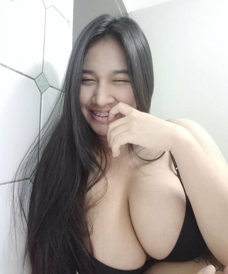 Naakte gelekte OnlyFans-foto van Warunee Thanyaphu
