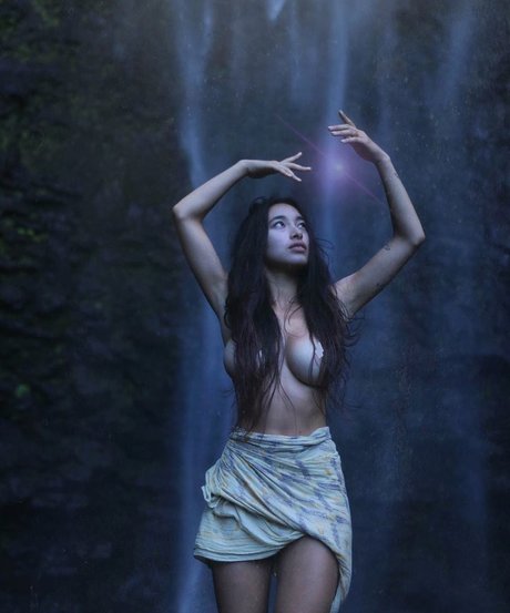 Naakte gelekte OnlyFans-foto van Hitomi Mochizuki