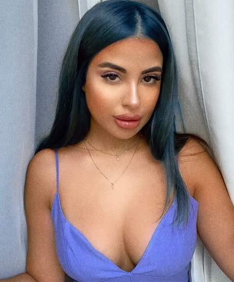 Naakte gelekte OnlyFans-foto van Helia Soltani