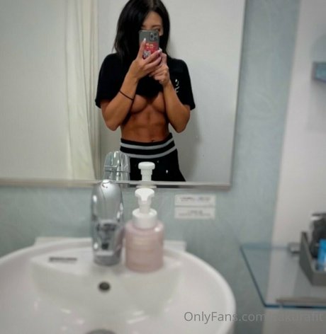 Naakte gelekte OnlyFans-foto van Sakurafit