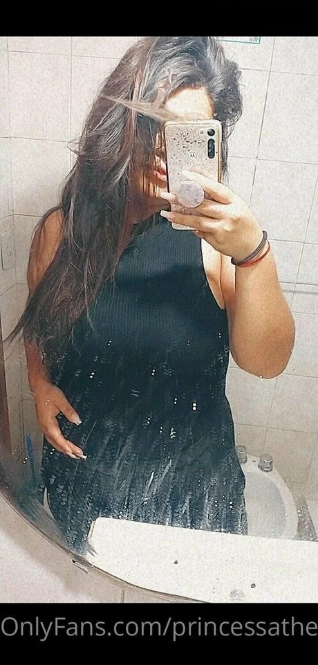 Naakte gelekte OnlyFans-foto van Princessathena12