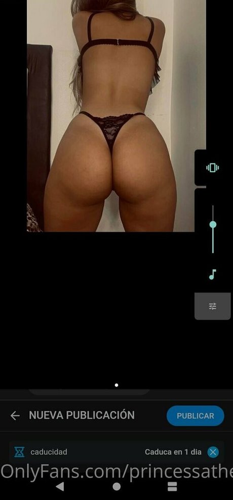 Naakte gelekte OnlyFans-foto van Princessathena12