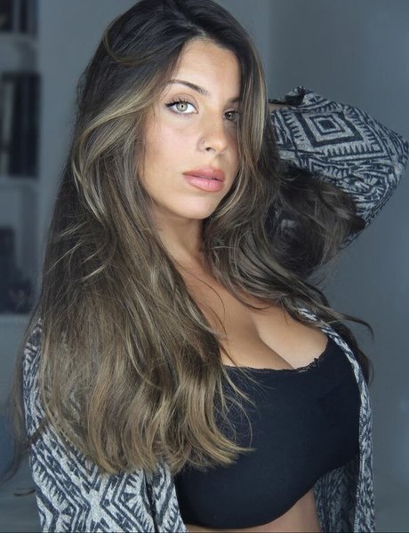 Naakte gelekte OnlyFans-foto van Tami Bar