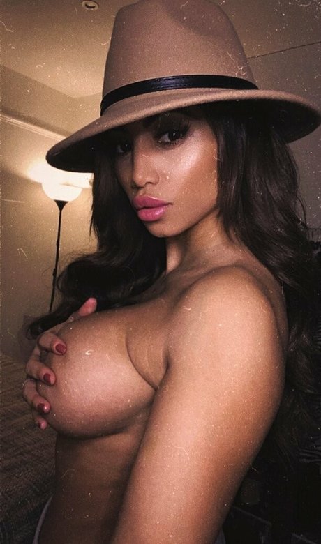 Naakte gelekte OnlyFans-foto van Kayleigh Morris