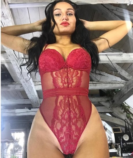 Naakte gelekte OnlyFans-foto van Carinnha White