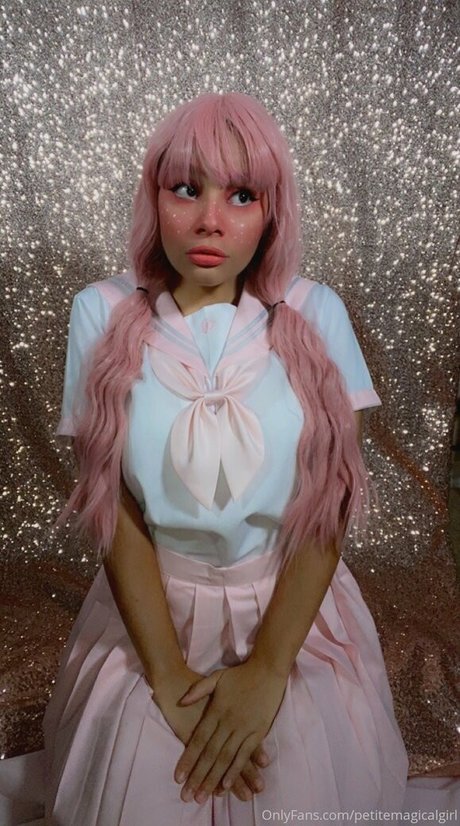 Naakte gelekte OnlyFans-foto van Petitemagicalgirl