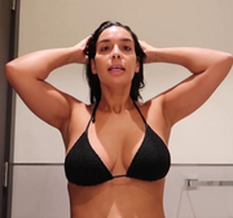 Naakte gelekte OnlyFans-foto van Lamiya Slimani
