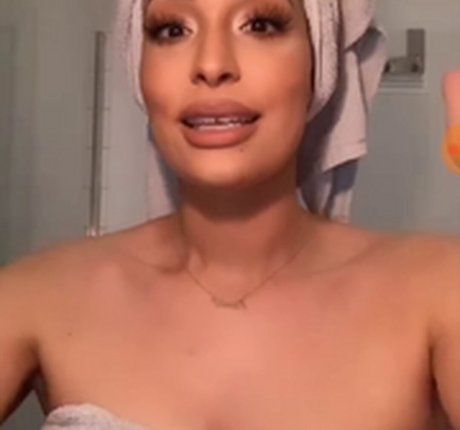Naakte gelekte OnlyFans-foto van Lamiya Slimani