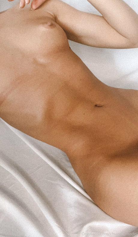 Naakte gelekte OnlyFans-foto van Chiarabmodel