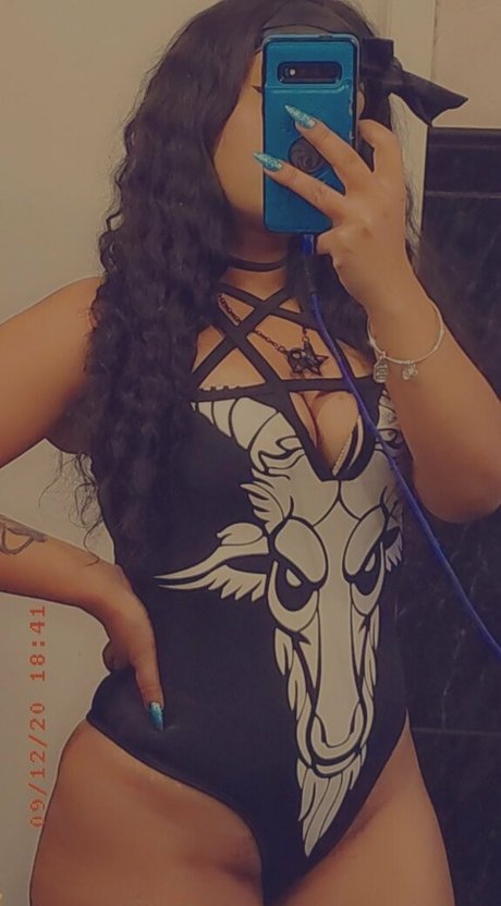 Naakte gelekte OnlyFans-foto van Macabrenekofree