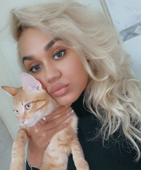 Naakte gelekte OnlyFans-foto van Adinaa99