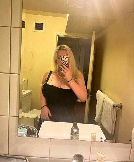 Naakte gelekte OnlyFans-foto van Emily J