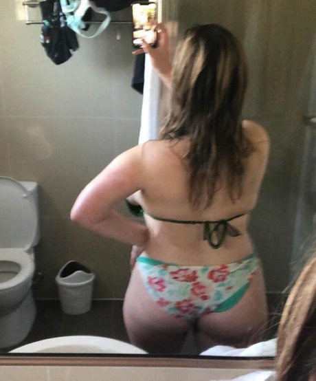 Naakte gelekte OnlyFans-foto van Emily J