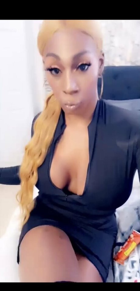 Naakte gelekte OnlyFans-foto van Amazonhung