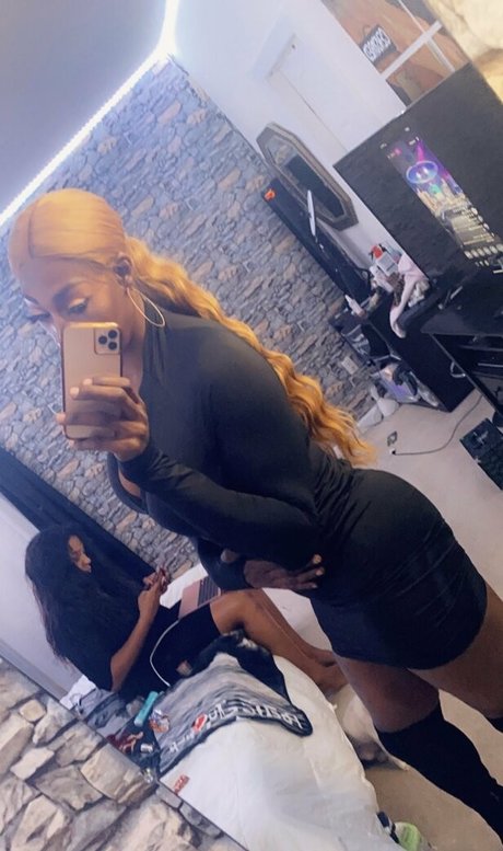 Naakte gelekte OnlyFans-foto van Amazonhung