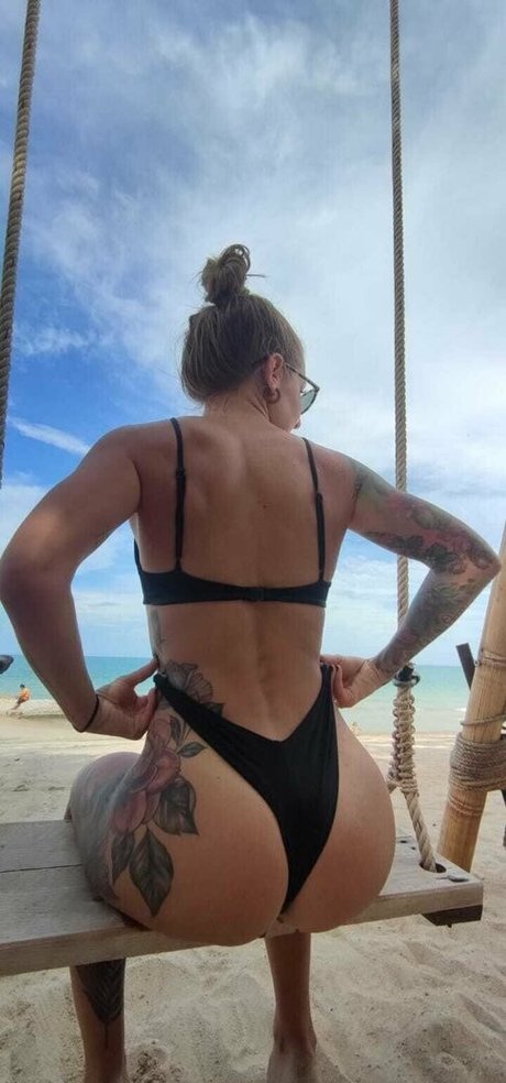 Naakte gelekte OnlyFans-foto van Beebeefitgirl