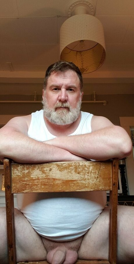 Naakte gelekte OnlyFans-foto van Bearinheat