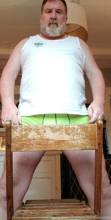 Naakte gelekte OnlyFans-foto van Bearinheat
