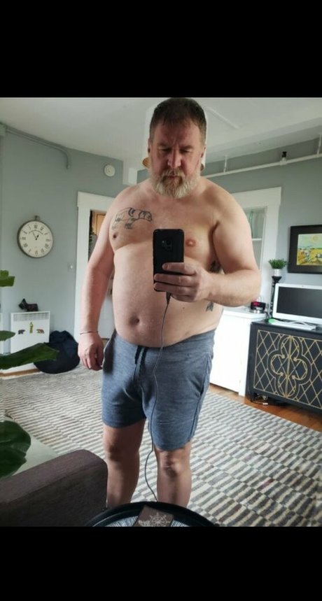 Naakte gelekte OnlyFans-foto van Bearinheat