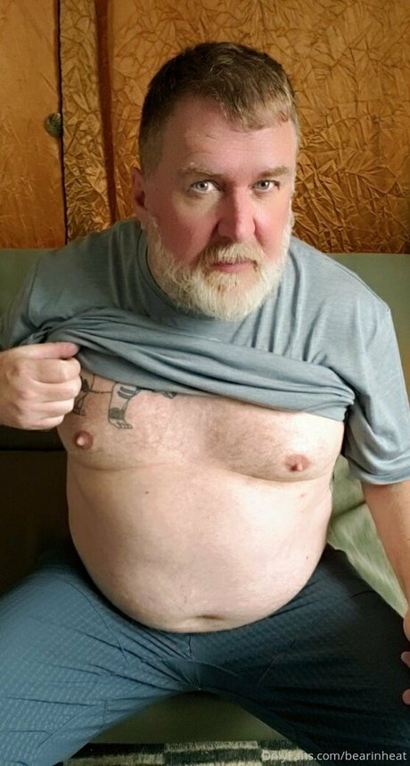 Naakte gelekte OnlyFans-foto van Bearinheat