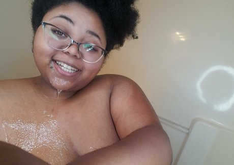 Naakte gelekte OnlyFans-foto van Lilmsfluffy