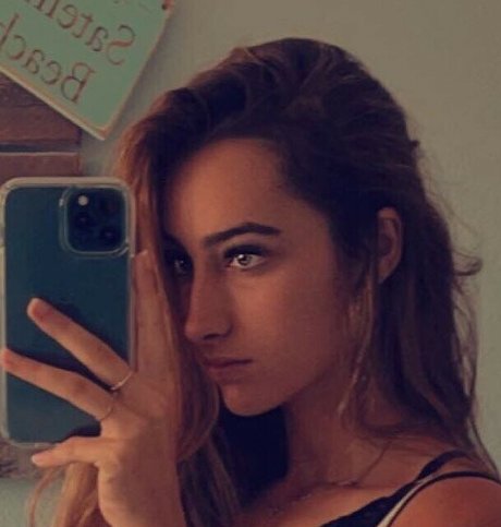 Naakte gelekte OnlyFans-foto van Lily Ingeldsen