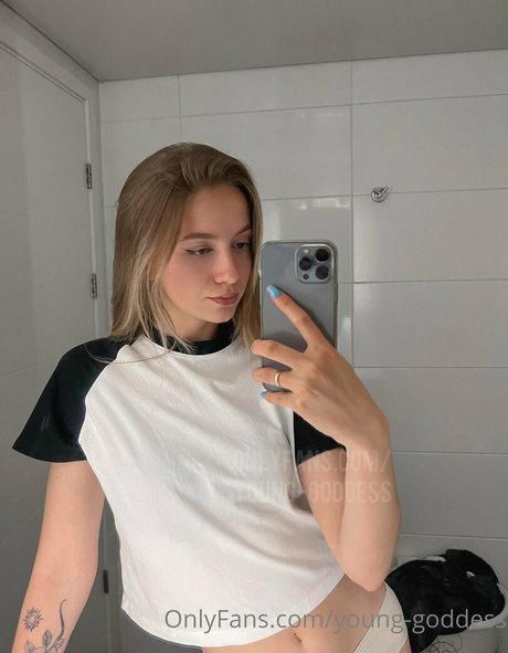Naakte gelekte OnlyFans-foto van Younggoddess