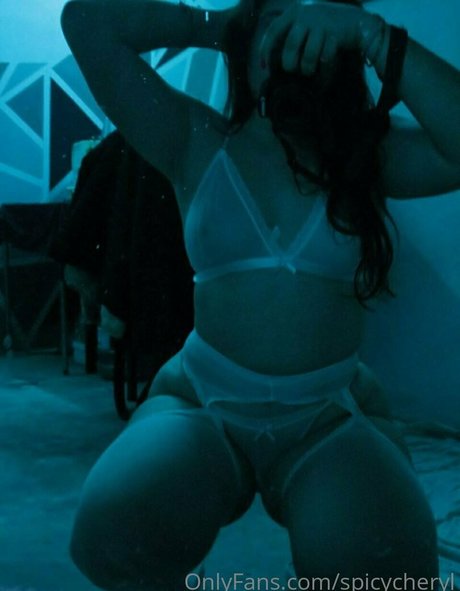 Naakte gelekte OnlyFans-foto van Spicycheryl