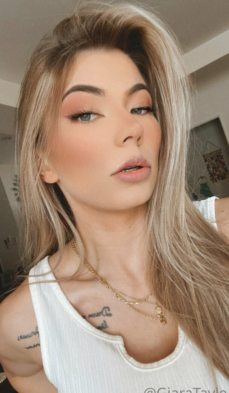 Naakte gelekte OnlyFans-foto van Giaratayle