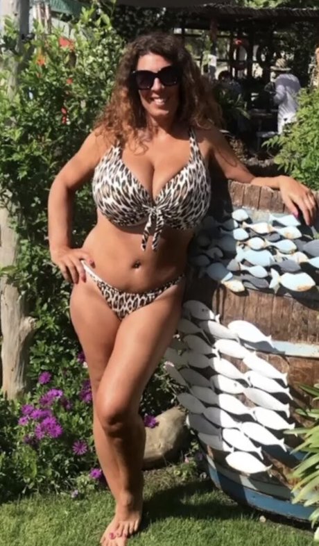 Naakte gelekte OnlyFans-foto van Betty Larouge