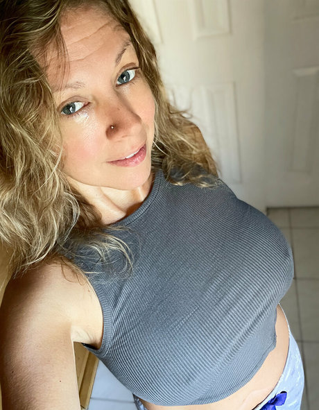 Naakte gelekte OnlyFans-foto van Ellelyonexclusive