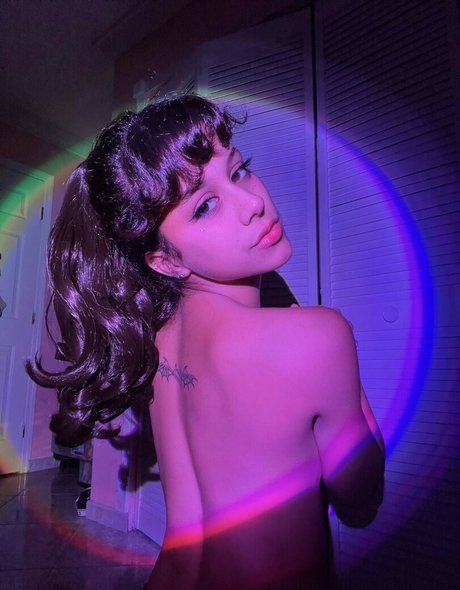 Naakte gelekte OnlyFans-foto van Littlebunnygrl