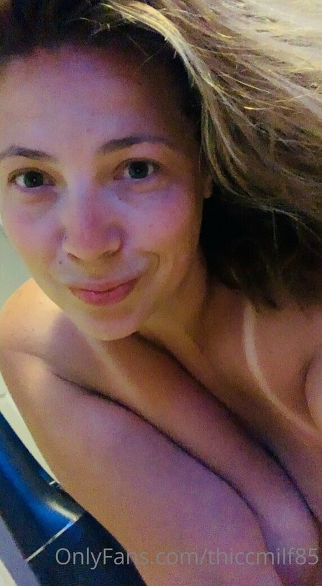 Naakte gelekte OnlyFans-foto van Thiccmilf85