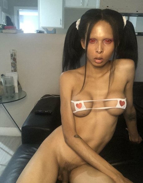 Naakte gelekte OnlyFans-foto van Adjustrain