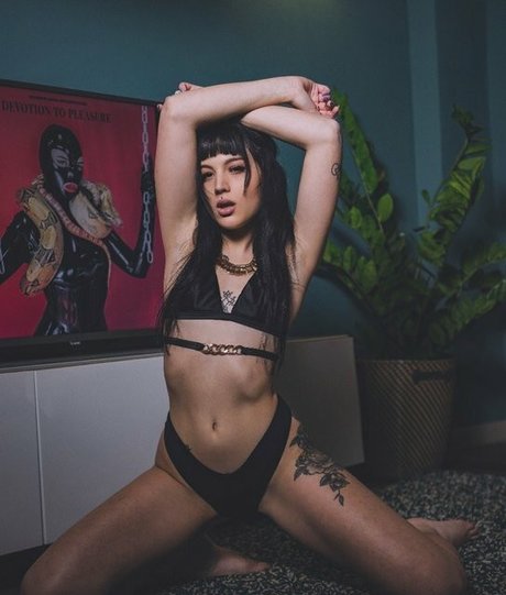 Naakte gelekte OnlyFans-foto van Baby Violent